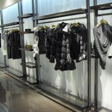 專業品質，匠心制造——東莞市東城浚朗工藝制品廠，一站式鞋帽零售展示解決方案專家